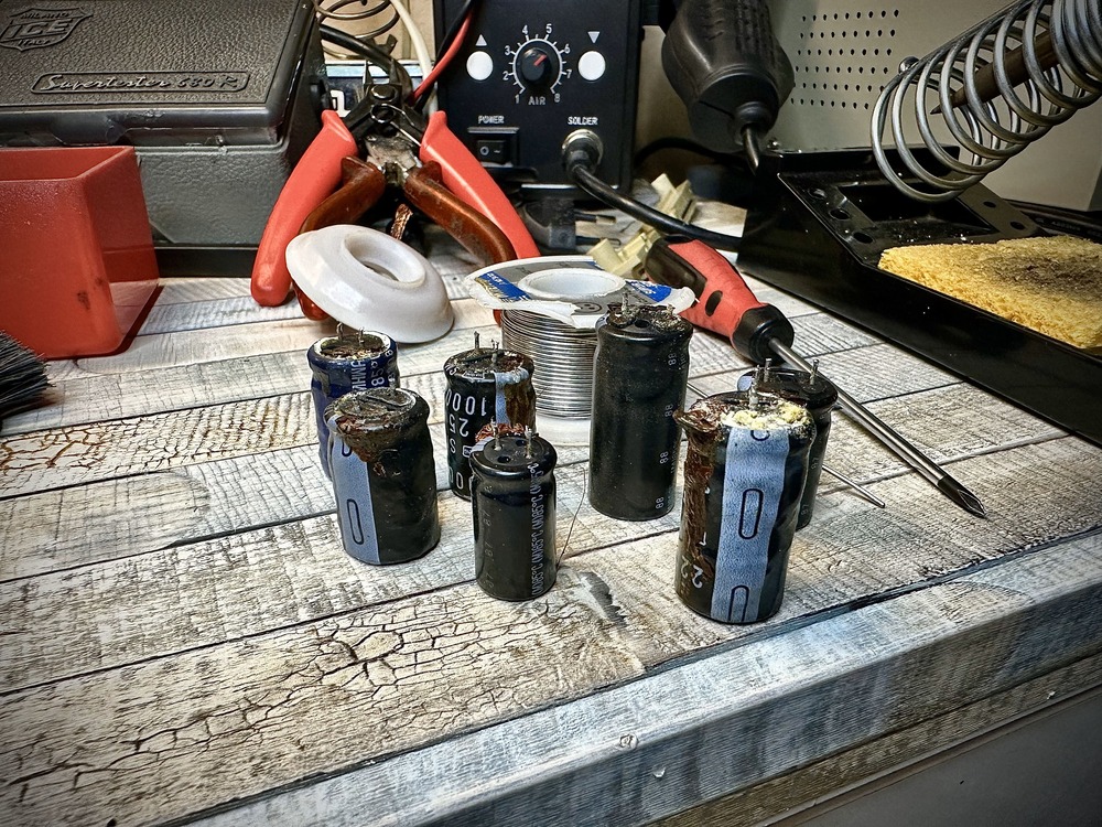 Condensatori elettrolitici danneggiati rimossi dal monitor Atari SC1224